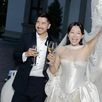 Arden sebenarnya telah dilamar Chris secara romantis di tempat favoritnya di Maui sejak Maret 2025. Namun, pesta pernikahan mereka tertunda selama setahun karena kesibukan Arden dengan jadwal promosi film KPop Demon Hunters dan musim penghargaan. Mereka mulai mempersiapkannya tepat setelah Oscar dengan bantuan wedding organizer. Foto: dok. Vogue Weddings