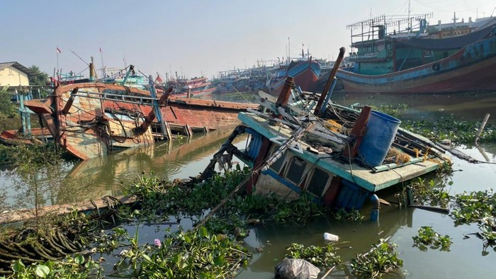 Penampakan bangkai kapal nelayan mangkrak di Sungai Silugonggo, Kecamatan Juwana, Pati, Jumat (3/6/2026).