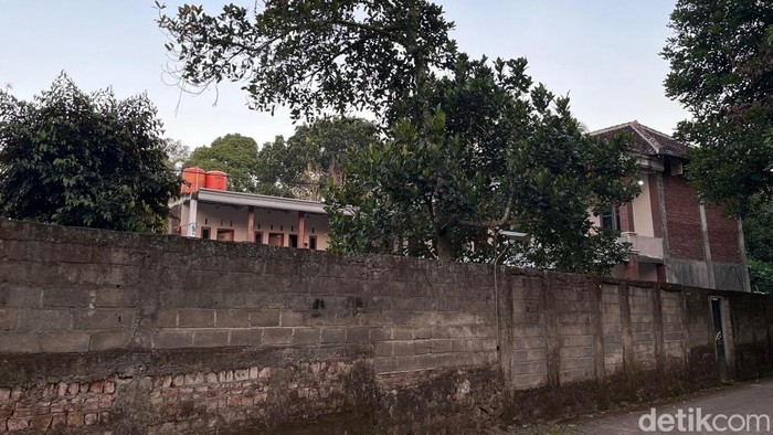 Bangunan lantai 2 pesantren tampak dari luar pagar, diduga sebagai lokasi aksi pencabulan oknum kyai kepada santriwati dengan modus pijat saat malam hari.