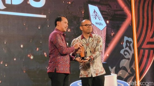 Bank BPD Bali meraih Anugerah Program Bisnis Terpuji Kategori Bank Daerah Pendorong UMKM Berkelanjutan dalam ajang detikBali-Nusra Awards 2026. (Foto: Firizqi Irwan/detikBali)