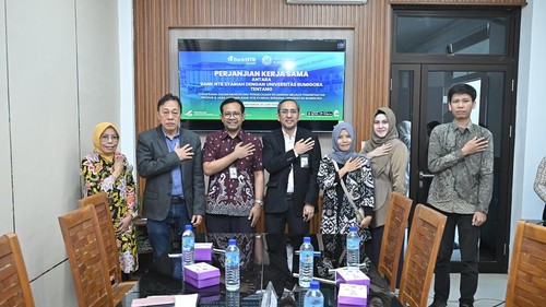 Rektor Universitas Bumigora, Prof. Anthony Anggrawan bersama Direktur Kepatuhan dan Manajemen Risiko Bank NTB Syariah, Ferry Ardiansya, Rabu (1/7/2026).
