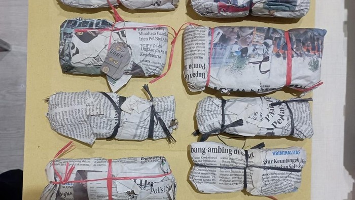 Barang bukti ganja-sabu di Surabaya