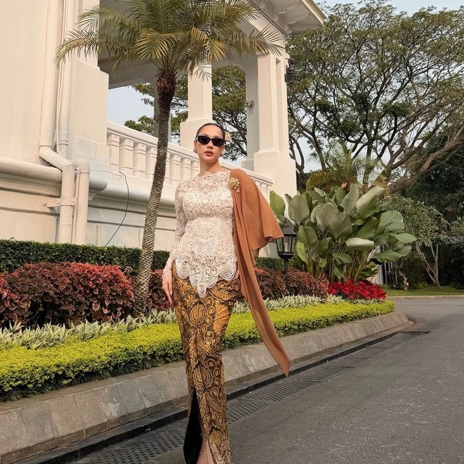 BCL Cantik Berkebaya di Jamuan Kenegaraan Kunjungan Presiden Belarus