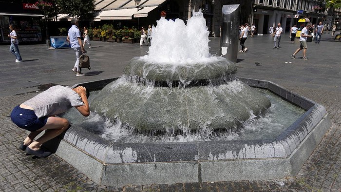 A man tries to refresh himself in a fountain during heatwave in Belgrade, Serbia, June 29, 2026. REUTERS/Djordje Kojadinovic