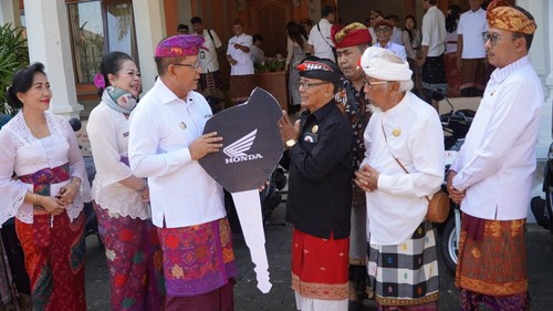 Bupati Buleleng, I Nyoman Sutjidra, menyerahkan bantuan sembilan motor kepada Majelis Desa Adat Alitan di setiap kecamatan, Jumat (3/7/2026). (Dok. Pemkab Buleleng)