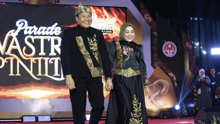 Bupati Sidoarjo Subandi dan istrinya, Ketua TP PKK saat mengenakan batik khas Sidoarjo.