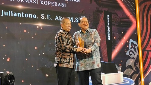 Chairman CT Corp, Chairul Tanjung, menyerahkan penghargaan kepada Menteri Koperasi, Ferry Juliantono, di detikBali-Nusra Awards 2026.