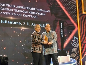 Menkop Raih Tokoh Penggerak Ekonomi Kerakyatan detikBali-Nusra Awards 2026