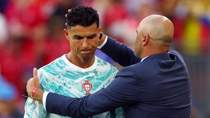 Soccer Football - FIFA World Cup 2026 - Round of 32 - Portugal v Croatia - Toronto Stadium, Toronto, Canada - July 2, 2026 Portugal's Cristiano Ronaldo with coach Roberto Martinez as he reacts after being substituted off REUTERS/Mike Segar     TPX IMAGES OF THE DAY