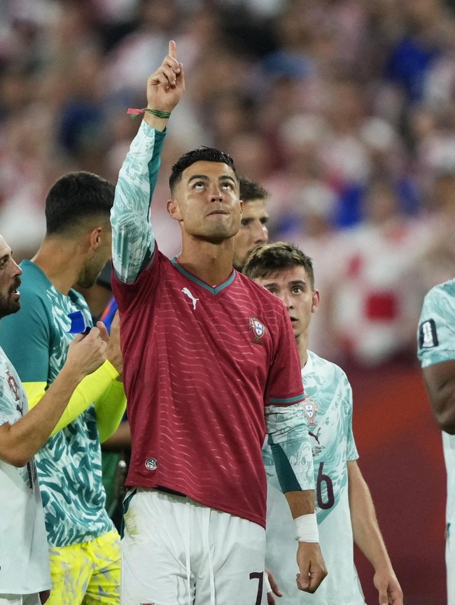 Cristiano Ronaldo Berbalut Jersey Diogo Jota