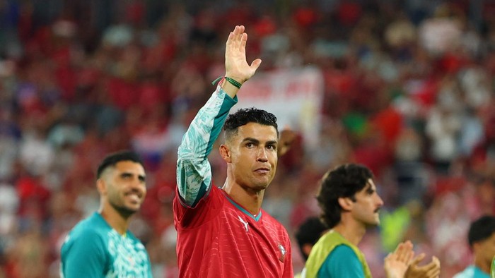 Soccer Football - FIFA World Cup 2026 - Round of 32 - Portugal v Croatia - Toronto Stadium, Toronto, Canada - July 2, 2026 Portugals Cristiano Ronaldo celebrates with Bernardo Silva and Ruben Neves after the match as he wears the shirt of Diogo Jota ahead of the one year anniversary of his death REUTERS/Mike Segar