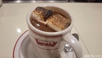 Sebagai pelengkapnya, juga bisa memesan cokelat panas. Cokelatnya pekat dengan tambahan marshmallow yang dibakar di bagian atasnya. Foto: Diah Afrilian/detikcom