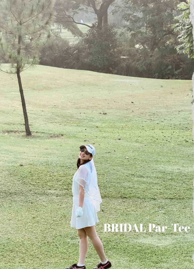 Jelang pernikahan dengan aktor Achmad Zacky, Dea Annisa menggelar acara bridal party. Alih-alih di restoran, Dea memilih lapangan golf. Ia tampil kenakan busana serba putih lengkap dengan topi dan veil. Foto: Instagram/@deaaannisa