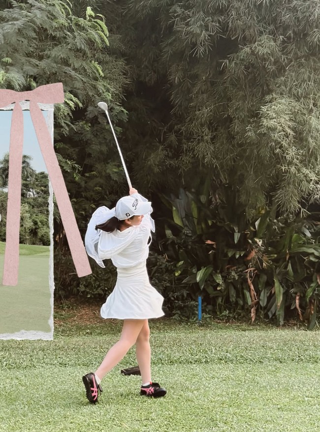 Acara diisi dengan permainan golf. Terlihat Dea yang bermain golf. Penampilannya semakin lengkap dengan stocking warna kulit dan sneakers hitam bergaris pink. Foto: Instagram/@deaaannisa