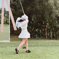Acara diisi dengan permainan golf. Terlihat Dea yang bermain golf. Penampilannya semakin lengkap dengan stocking warna kulit dan sneakers hitam bergaris pink. Foto: Instagram/@deaaannisa