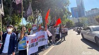 Aksi berlangsung dengan damai di sisi jalan depan Taman Apsari. Kendaraan yang melintas pun harus melaju perlahan.