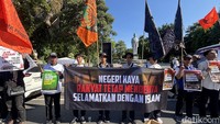 Mereka mengibarkan sejumlah bendera serta membentangkan banner dan poster berisi tuntutan terkait kebijakan energi.