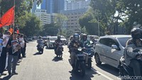 Pengguna jalan harap berhati-hati. Jalan Gubernur Suryo saat ini mengalami kepadatan.