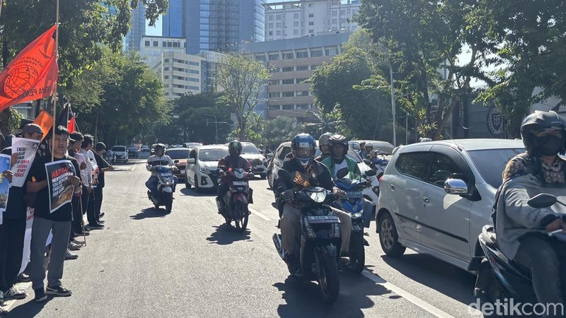 Demo depan Grahadi Surabaya