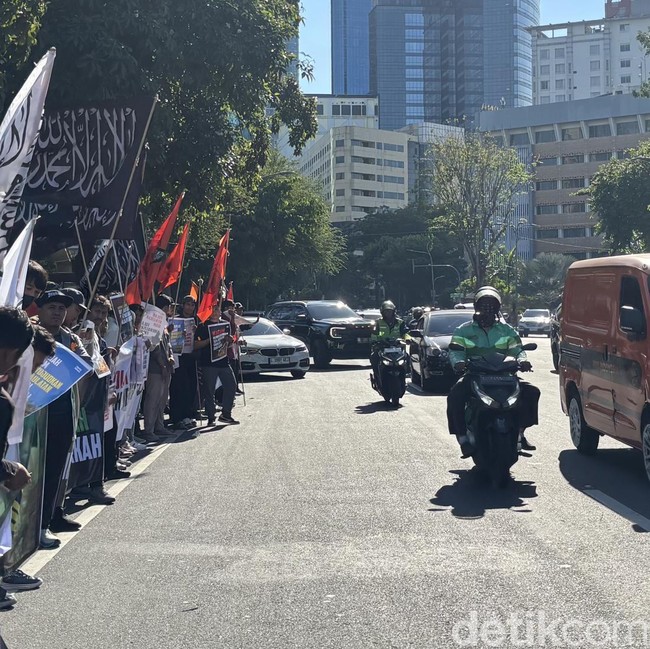 Demo Depan Grahadi Arus Lalu Lintas Padat