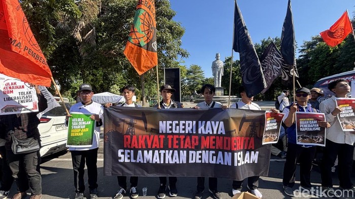Demo di depan Gedung Negara Grahadi Surabaya