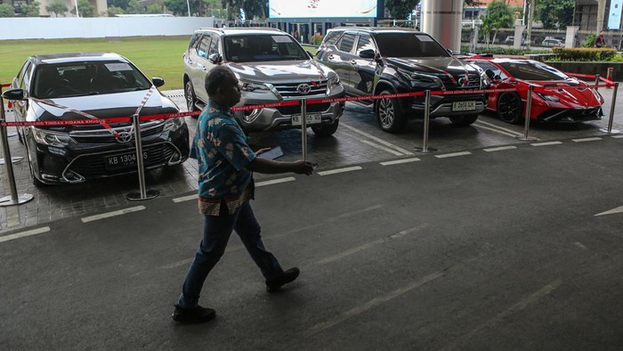 Sejumlah mobil sitaan penyidik Jaksa Agung Muda Bidang Tindak Pidana Khusus (Jampidsus) berjejer di Kejaksaan Agung, Jakarta, Jumat (3/7/2026). Kejaksaan Agung menyita sejumlah aset berupa mobil Lamborghini, Toyota Fortuner, Toyota Camry, ekskavator, dump truck, dan kapling tanah milik beneficial owner (pemilik manfaat) PT QSS berinisial SDT alias Aseng yang merupakan tersangka kasus dugaan korupsi penyimpangan tata kelola izin usaha pertambangan (IUP) di Kalimantan Barat tahun 2017-2025. ANTARA FOTO/Asprilla Dwi Adha/wsj.