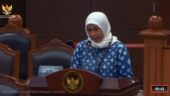 Dosen di Fakultas Hukum Universitas Airlangga (Unair), Cenuk Widiyastrisna Sayekti, SH, MH, PhD, dalam sidang pleno di MK, Selasa (30/6/2026)..