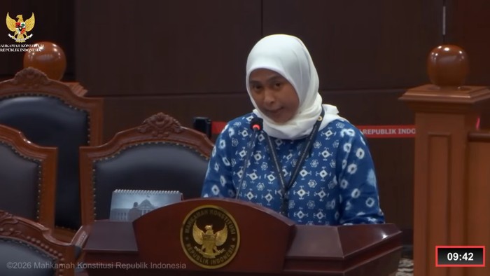 Dosen di Fakultas Hukum Universitas Airlangga (Unair), Cenuk Widiyastrisna Sayekti, SH, MH, PhD, dalam sidang pleno di MK, Selasa (30/6/2026)..