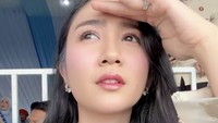 Matanya terus mencari di mana suaminya landing. Foto: Instagram @febbyrastanty