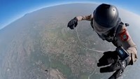 Standby dari pagi, liat ayang cuma sedetik tapi gpp always proud of u my skydiver hubby, tulis Febby dilihat pada Jumat (3/7/2026). Foto: Instagram @febbyrastanty
