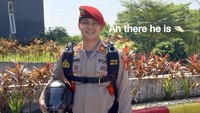 Senyum semringah AKP Sudrajat Djumantara dari hasil jepretan kamera Febby. Ah... there he is, tulis Febby yang akhirnya bisa melihat lebih lama suaminya. Foto: Instagram @febbyrastanty