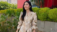 Visual Febby Rastanty menghadiri perayaan HUT ke-80 Polri di Cikeas. Pesinetron itu memakai baju bernuansa coklat. Ia memakai kebaya modern dengan motif floral berwarna keemasan. Dia memadukannya dengan celana kulot satin polos berwarna emas kecoklatan. Foto: Instagram @febbyrastanty