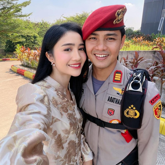 Gemas! Febby Rastanty Cari-cari Suami yang Terjun Payung di HUT Polri