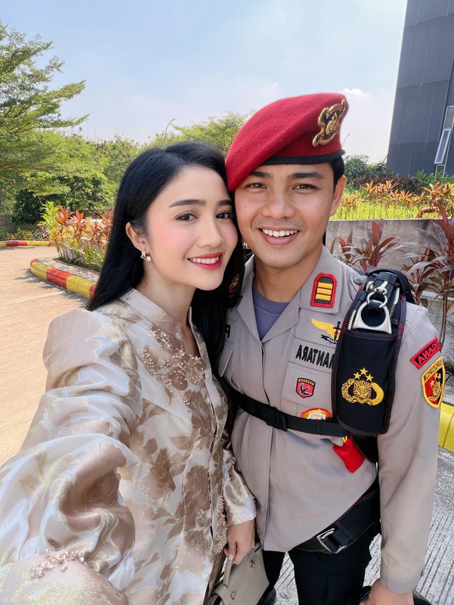 Gemas! Febby Rastanty Cari-cari Suami yang Terjun Payung di HUT Polri
