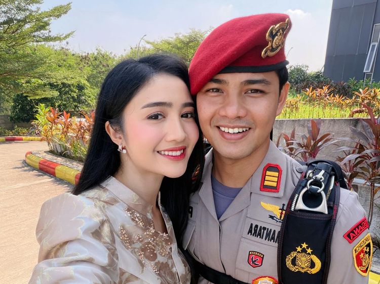 Gemas! Febby Rastanty Cari-cari Suami yang Terjun Payung di HUT Polri