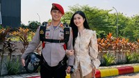 Selamat Hari Bhayangkara suamiku P.S: Apa tahun depan aku bisa ikut terjun juga? ungkap Febby. Foto: Instagram @febbyrastanty
