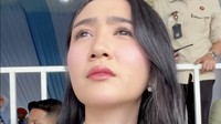 Febby mengunggah momen lucu dan menggemaskan. Dia mencari sosok suami yang menjadi penerjun payung pada momen tersebut. Foto: Instagram @febbyrastanty