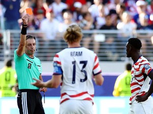 Ramai-ramai Kecam Blunder FIFA Tangguhkan Kartu Merah Balogun