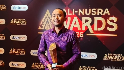 Foto: Komunitas seni Gamelan Pesel meraih penghargaan Anugerah Komunitas Penggerak Terdepan Kategori Pengembang Karawitan Bali dalam ajang detikBali-Nusra Awards 2026 di The Trans Resort Bali, Jumat (3/7/2026). (Ahmad Firizqi/detikBali)
