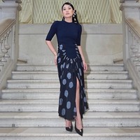 Pada 30 Juni, Putri Sirivannavari yang juga dikenal sebagai desainer sekaligus atlet berkuda itu menampilkan interpretasi yang lebih kontemporer lewat dua busana rancangan label Thailand, Pyvet. Saat mengunjungi Musée des Arts Décoratifs, ia mengenakan gaun midi dengan bodice rajut berwarna biru tua yang dipadukan rok dari kain Pha Mai Mudmee Lai Taem, sutra ikat tenun tangan asal Provinsi Roi Et karya penenun Thawisak Jattuwan. Potongan draperi modern berpadu harmonis dengan tekstil tradisional khas Thailand Timur Laut. (Foto: Instagram/@hrhsirivannavari)