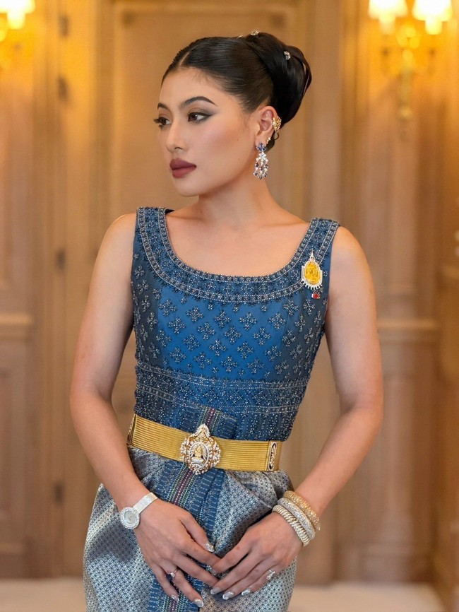 Pilihan busana Putri Sirivannavari selama kunjungan ke Prancis menunjukkan lebih dari sekadar selera berbusana. Melalui setiap penampilannya, ia konsisten mengangkat kain tradisional Thailand ke panggung mode internasional. Perpaduan antara teknik tenun warisan leluhur dengan rancangan kontemporer menjadi bentuk promosi budaya atau soft power, sekaligus memperlihatkan bahwa tekstil tradisional Thailand mampu bersanding dengan haute couture dunia tanpa kehilangan identitasnya. (Foto: Instagram/@hrhsirivannavari)