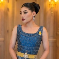 Pilihan busana Putri Sirivannavari selama kunjungan ke Prancis menunjukkan lebih dari sekadar selera berbusana. Melalui setiap penampilannya, ia konsisten mengangkat kain tradisional Thailand ke panggung mode internasional. Perpaduan antara teknik tenun warisan leluhur dengan rancangan kontemporer menjadi bentuk promosi budaya atau soft power, sekaligus memperlihatkan bahwa tekstil tradisional Thailand mampu bersanding dengan haute couture dunia tanpa kehilangan identitasnya. (Foto: Instagram/@hrhsirivannavari)
