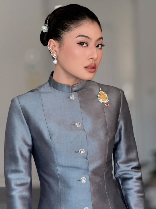 Gaya perempuan 39 tahun itu kian sempurna dengan aksesori mewah seperti sepasang anting mutiara, serta bros lambang kerajaan. (Foto: Instagram/@hrhsirivannavari)