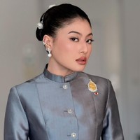Gaya perempuan 39 tahun itu kian sempurna dengan aksesori mewah seperti sepasang anting mutiara, serta bros lambang kerajaan. (Foto: Instagram/@hrhsirivannavari)