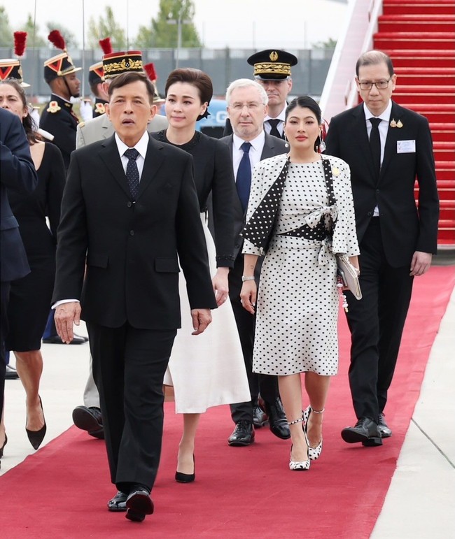 Saat menyambut kedatangan ayahnya dan Ratu Suthida di Bandara Orly, Paris, Putri Sirivannavari berbalut setelan berbahan sutra bermotif polkadot rancangan rumah mode Tirapan besutan desainer besar Thailand, Teeraphan Wanarat. Busana tersebut terinspirasi dari rancangan Pierre Balmain untuk mendiang Ratu Sirikit pada era 1960-an. Siluet klasik itu kemudian diperbarui melalui modifikasi, termasuk detail belahan belakang pada luaran yang memperlihatkan potongan ramping terusan saat dikenakan. (Foto: Instagram/@hrhsirivannavari)