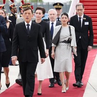 Saat menyambut kedatangan ayahnya dan Ratu Suthida di Bandara Orly, Paris, Putri Sirivannavari berbalut setelan berbahan sutra bermotif polkadot rancangan rumah mode Tirapan besutan desainer besar Thailand, Teeraphan Wanarat. Busana tersebut terinspirasi dari rancangan Pierre Balmain untuk mendiang Ratu Sirikit pada era 1960-an. Siluet klasik itu kemudian diperbarui melalui modifikasi, termasuk detail belahan belakang pada luaran yang memperlihatkan potongan ramping terusan saat dikenakan. (Foto: Instagram/@hrhsirivannavari)