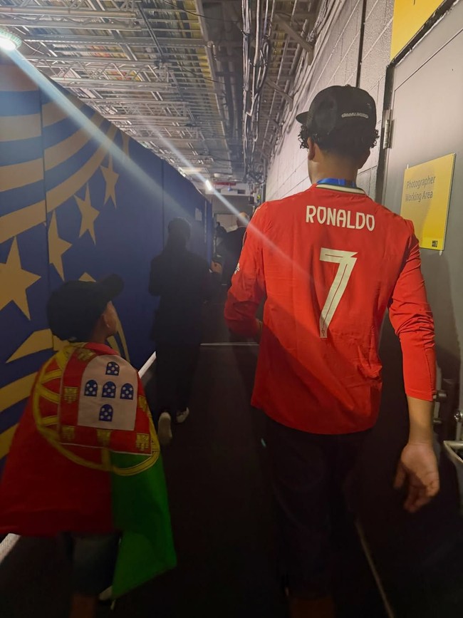 Tunangan Cristiano Ronaldo tersebut memang tidak selalu menonton langsung pasangannya bertanding. Karena itu, kehadirannya saat tiba di stadion Miami menuai perhatian. Foto: Instagram @georginagio