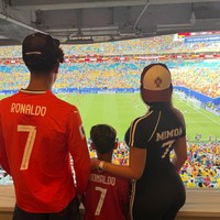 Dalam foto yang dibagikan, sosialita cantik itu terlihat menonton di balkon bersama anak-anak.Foto: Instagram @georginagio