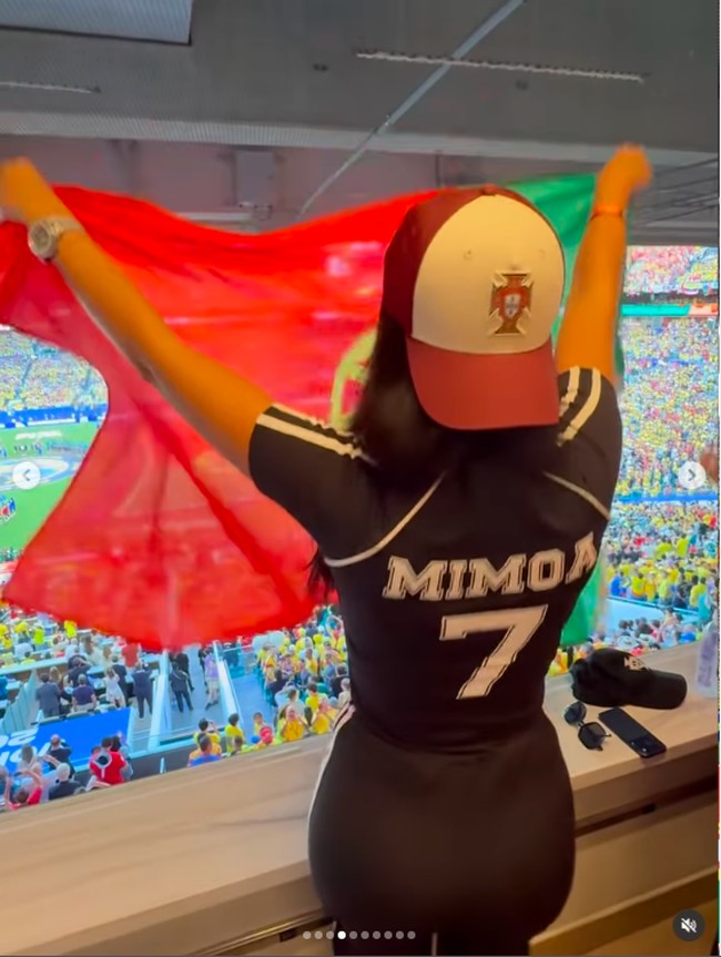 Dalam foto, ia tampak memakai setelan sporty warna hitam dengan nomor punggung 7 dan topi berlambang kebanggaan Portugal.Foto: Instagram @georginagio