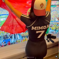 Dalam foto, ia tampak memakai setelan sporty warna hitam dengan nomor punggung 7 dan topi berlambang kebanggaan Portugal.Foto: Instagram @georginagio